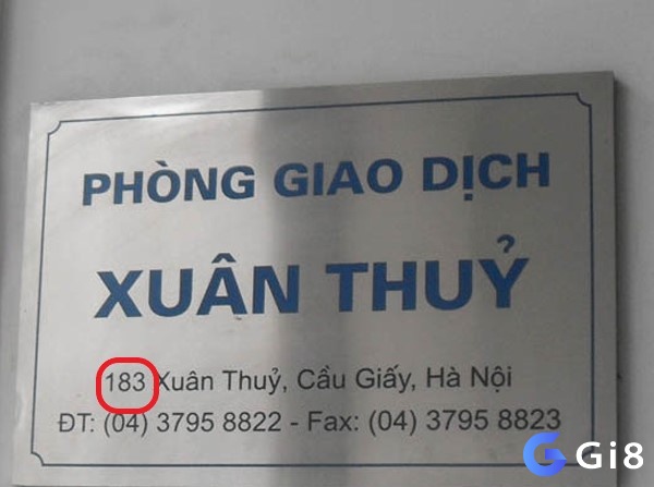 Số 83 trên biển số nhà trong giấc mơ 